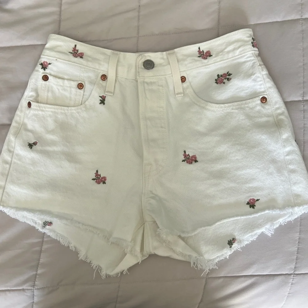 Levi’s 501 Embroidered Rose Shorts - Picture 6 of 6